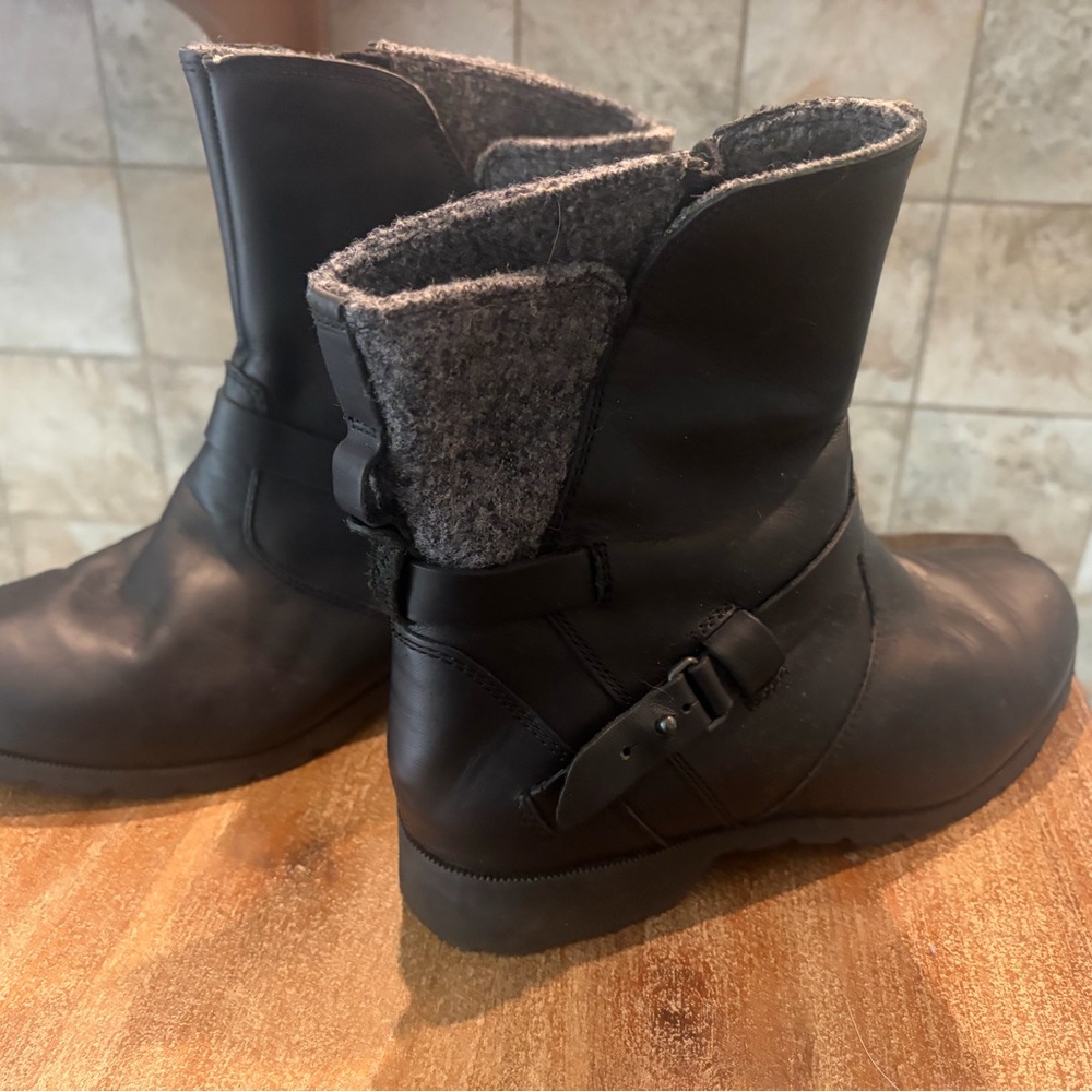Teva Black Winter Boots with Gray Lining